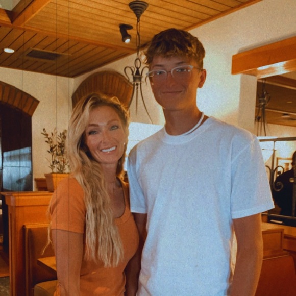 Meet your Posher, Crystal - Picture 2 of 4